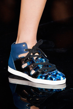 Модные синие туфли-кеды весна лето 2015 от Emporio Armani