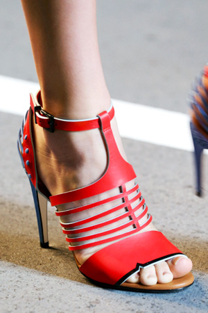 На фото: модные туфли с ремешками весна лето 2015 – Fendi