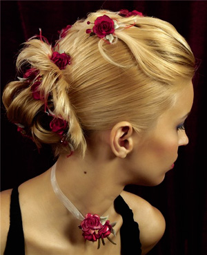 Вечерная прическа на средние волосы с цветами
