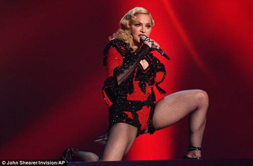 Мадонна покорила всех своим выходом на красную дорожку церемонии Гремми.