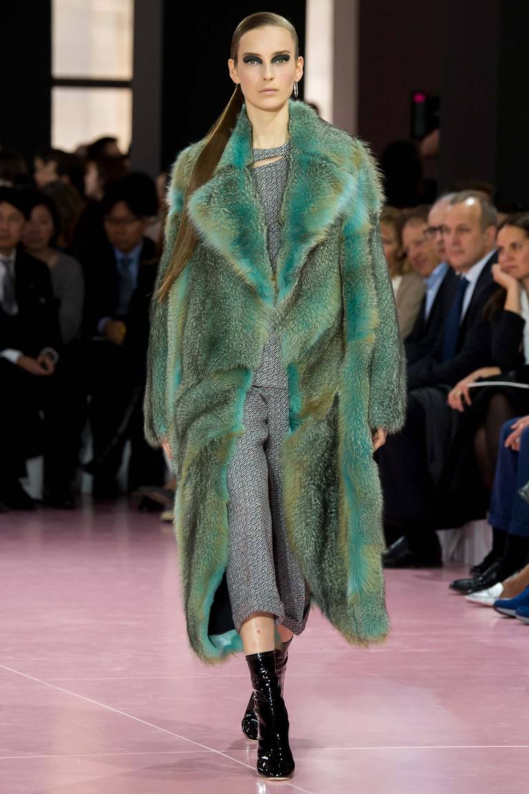 Модная зеленая длинная шуба осени и зимы 2015-2016 - фото новинка в коллекции Christian Dior