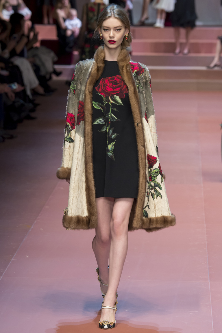 Модная шуба с цветами осень 2015 - зима 2016 - фото новинка в коллекции Dolce & Gabbana