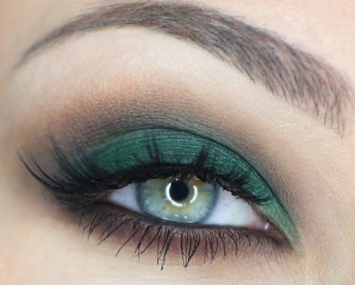 На фото: тени для зеленых глаз - очень органично смотрится лиловый цвет.