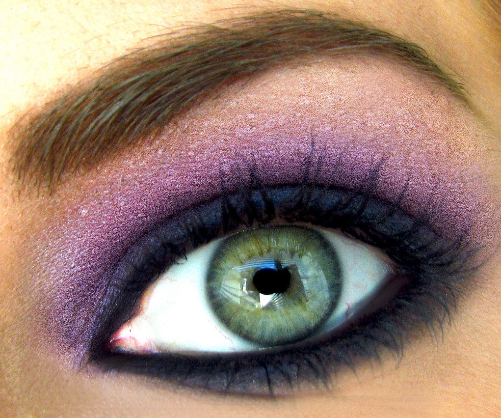 На фото: тени для зеленых глаз - очень органично смотрится фиолетовый цвет.