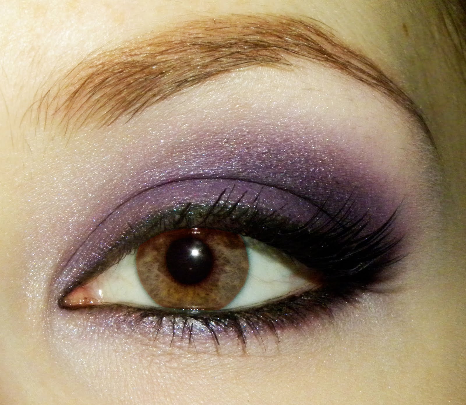 На фото: тени для карих глаз - очень органично смотрится фиолетовый цвет теней.