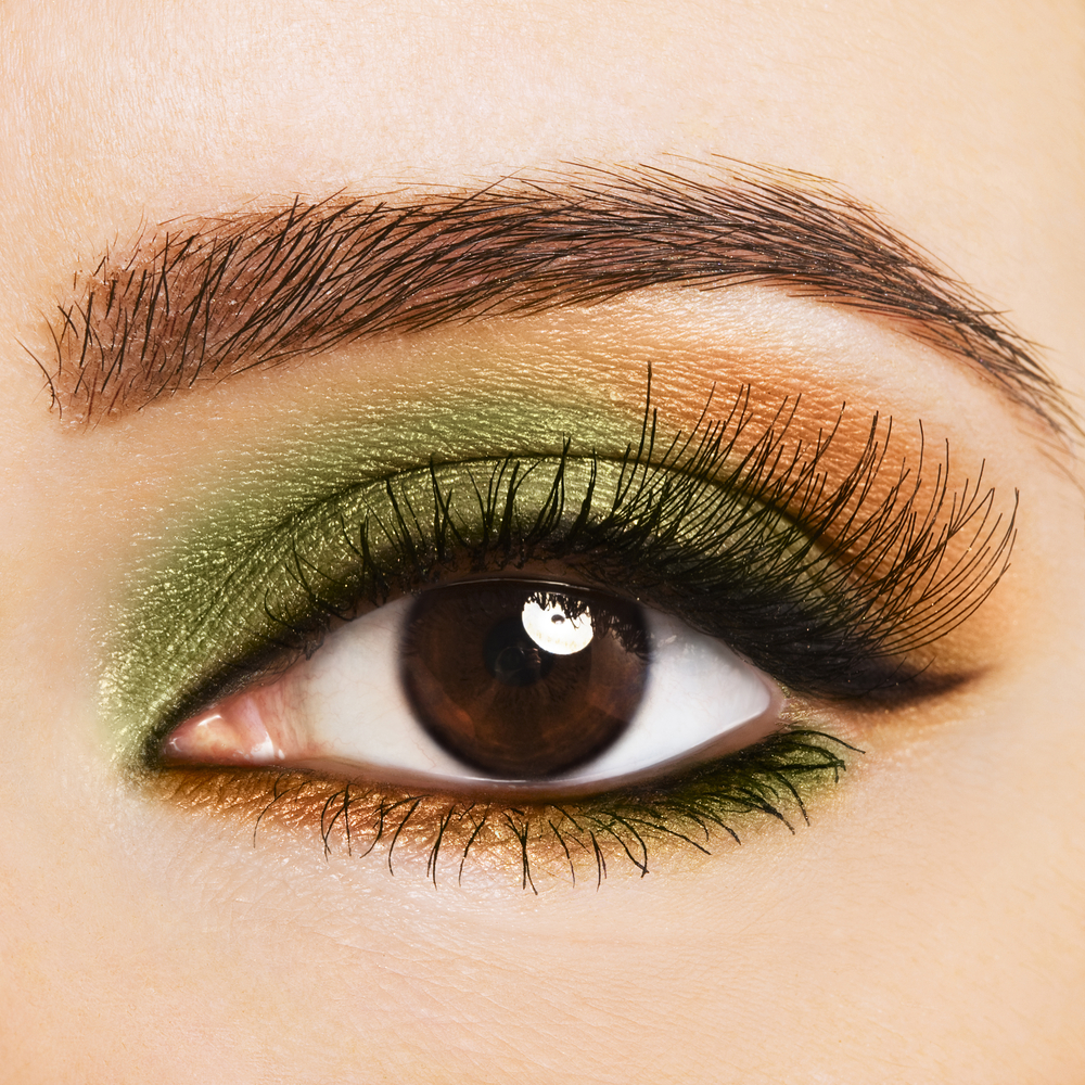 На фото: тени для карих глаз - очень органично смотрится зелено - коричневый цвет теней.