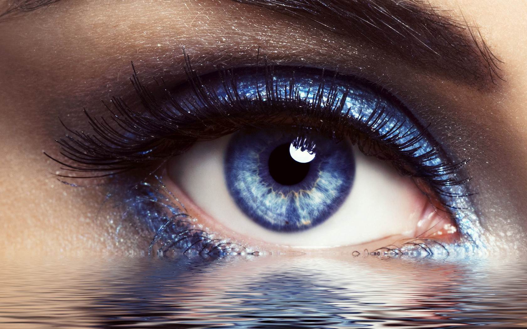 На фото: тени для серо-голубых глаз - синий цвет теней.