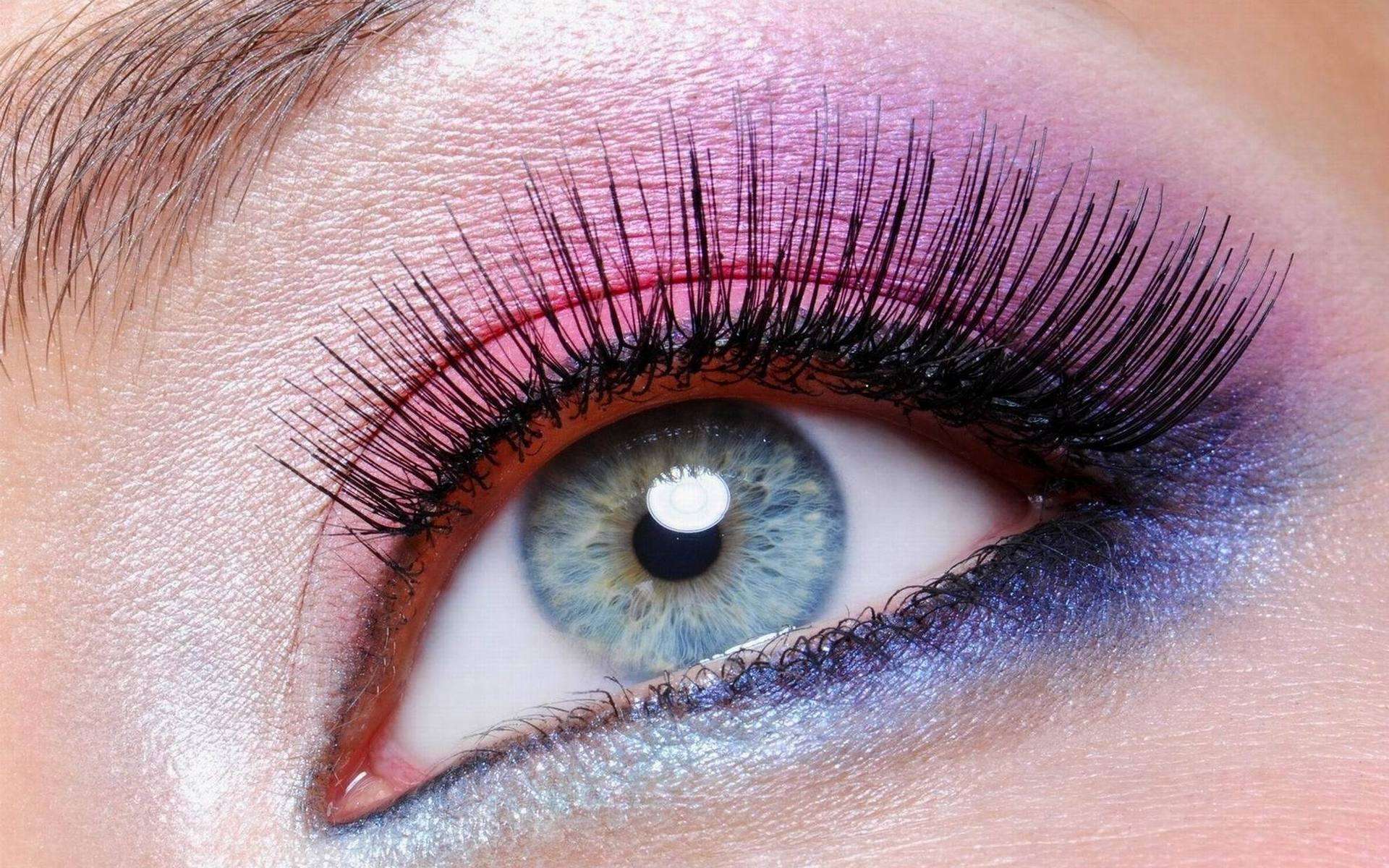 На фото: тени для серо-голубых глаз - ярко фиолетовый цвет теней.