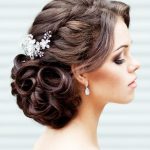 На фото: красивые прически на длинные волосы —  прическа в виде пучка.