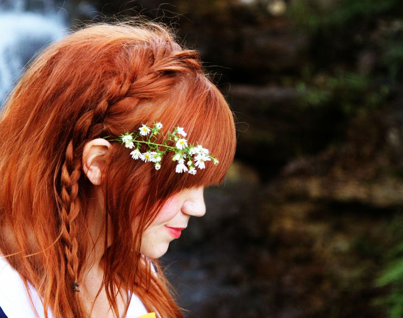 Милая прическа со средними волосами - в греческом стиле с хвостом фото схема