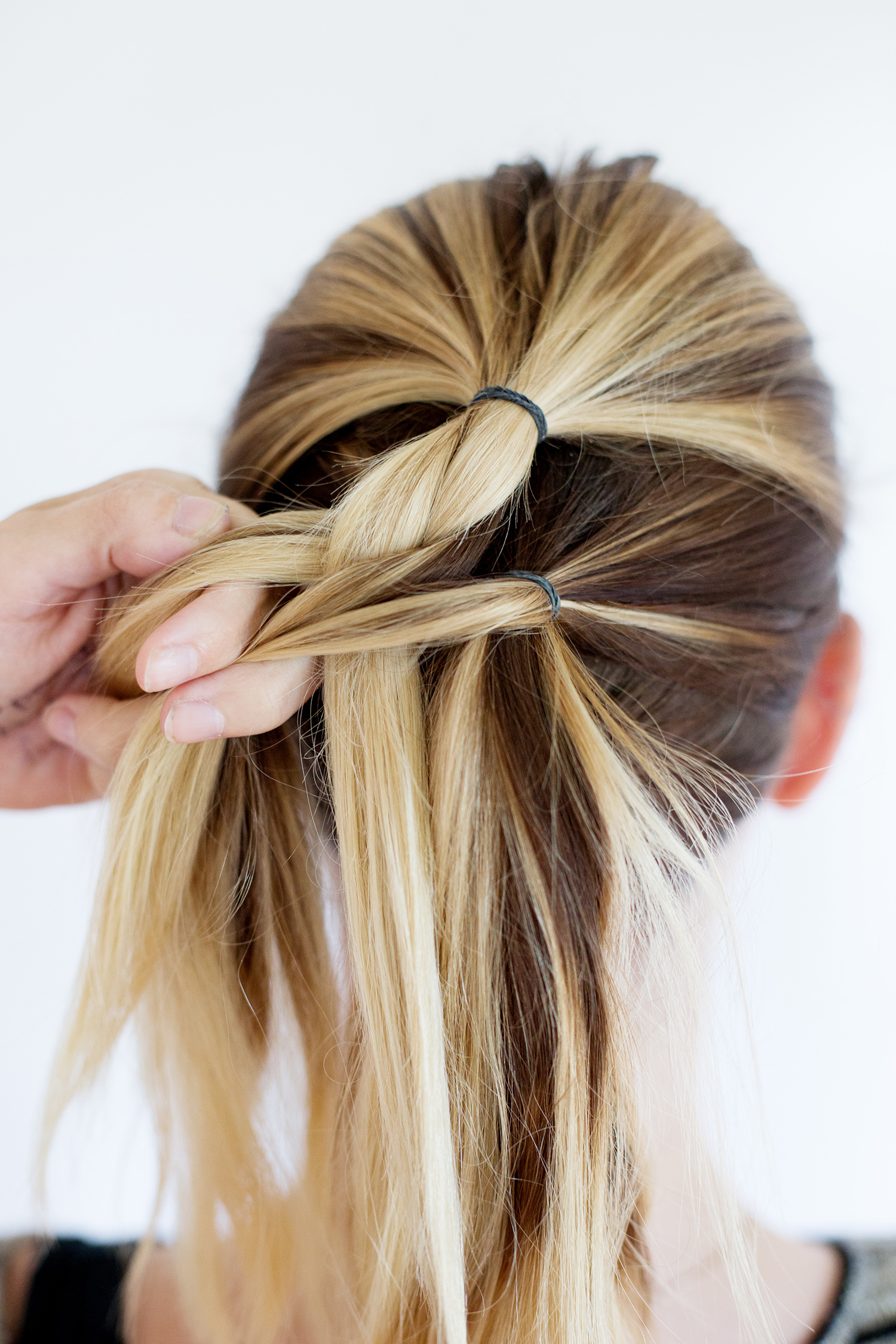 Красивая и простая прическа со средними волосами, собранными в косу фото прически