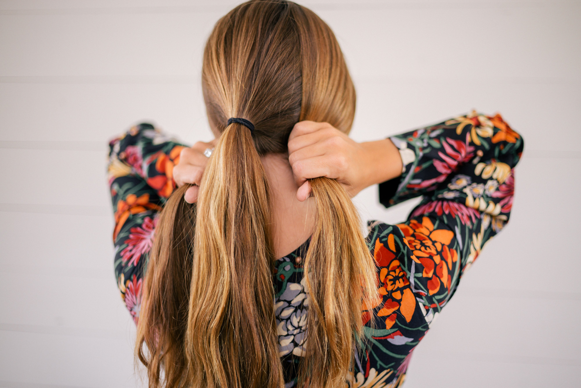 Оригинальная прическа на средние волосы - собранные волосы в пучок фото схема прически