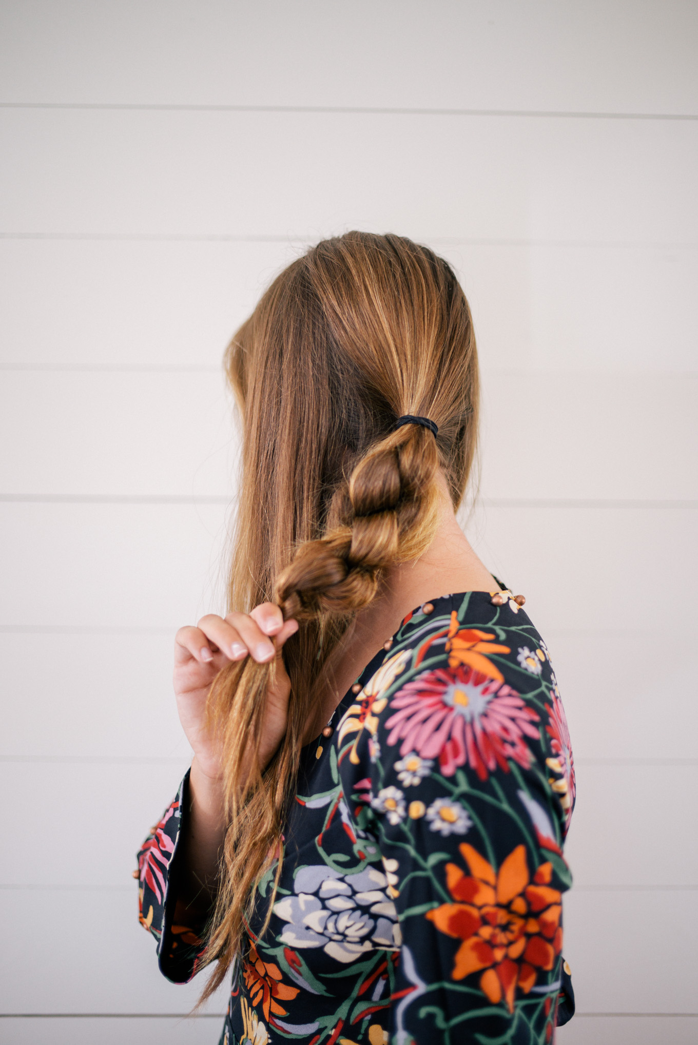 Оригинальная прическа на средние волосы - собранные волосы в пучок фото схема прически