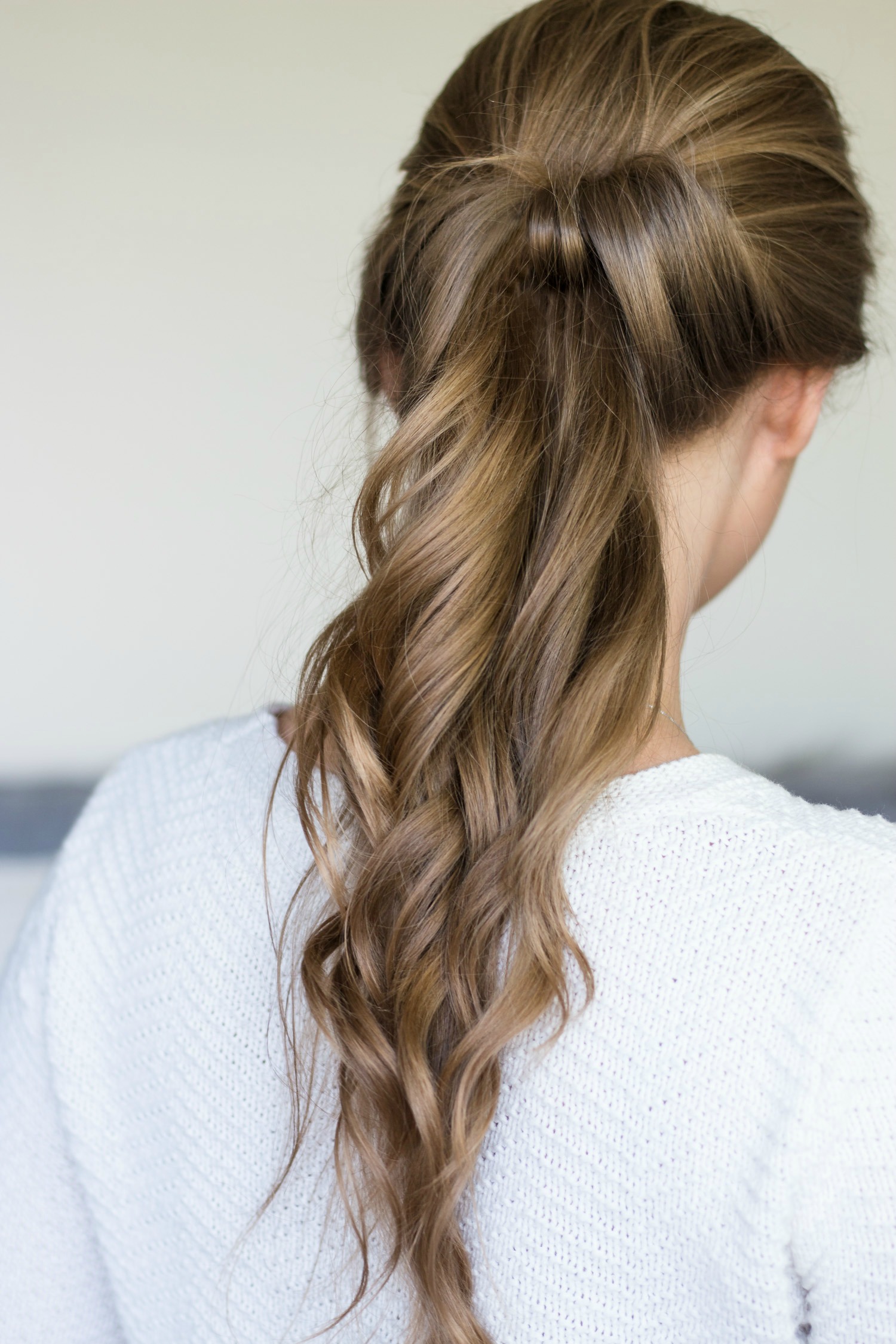 Модная причёска на средние волосы с собранным хвостом фото схема прически
