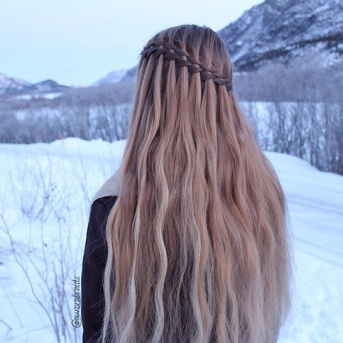 Длинные гладкие волосы в причёске водопад