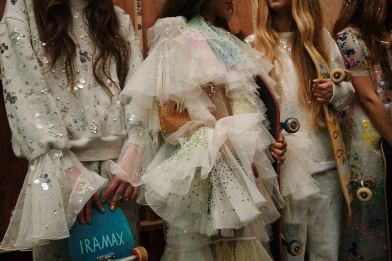 Тактильная мода: почему текстура ткани сегодня важнее цвета и принта