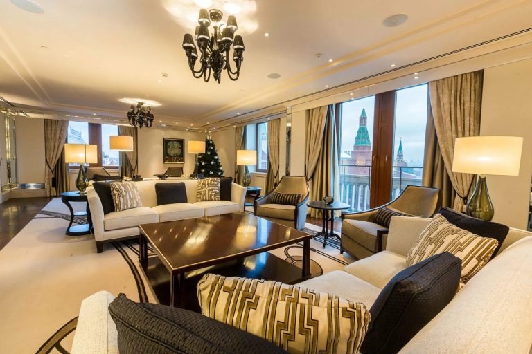 Кто сегодня решает, какие luxury-бренды покупают в России: новая карта российского люкса